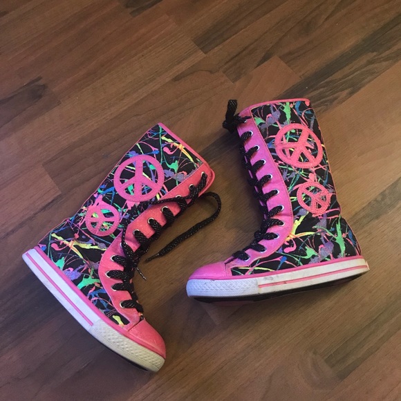 mid high tennis shoes